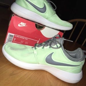 Women’s Sise 7 Nike Roshe Twos